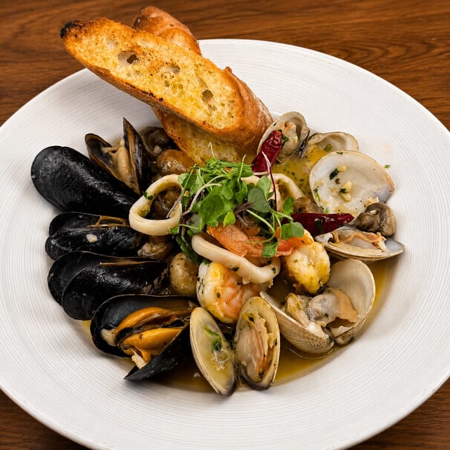Seafood Medley (Mariscada).
